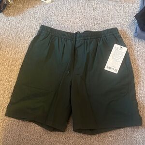 Lululemon Men’s Bowline Short 8” size L